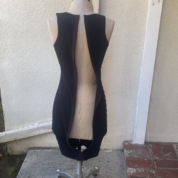 John + Jenn from Bloomingdale’s gorgeous dress laced up on one side. Stunning - Picture 11 of 15